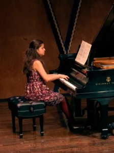 claudia-fuenmayor-pianist-about-1200px