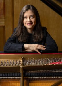 photo-biography-claudia-fuenmayor-pianist-studio