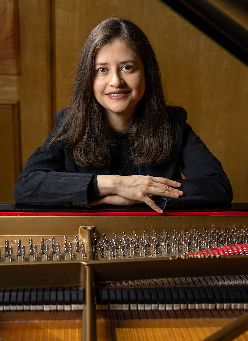 photo-biography-claudia-fuenmayor-pianist-studio