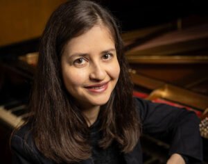 photo-home-column-claudia-fuenmayor-pianist-studio